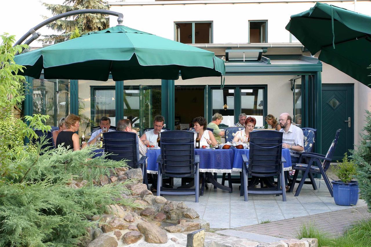Pension Zum Yachthafen Waren  Exterior foto